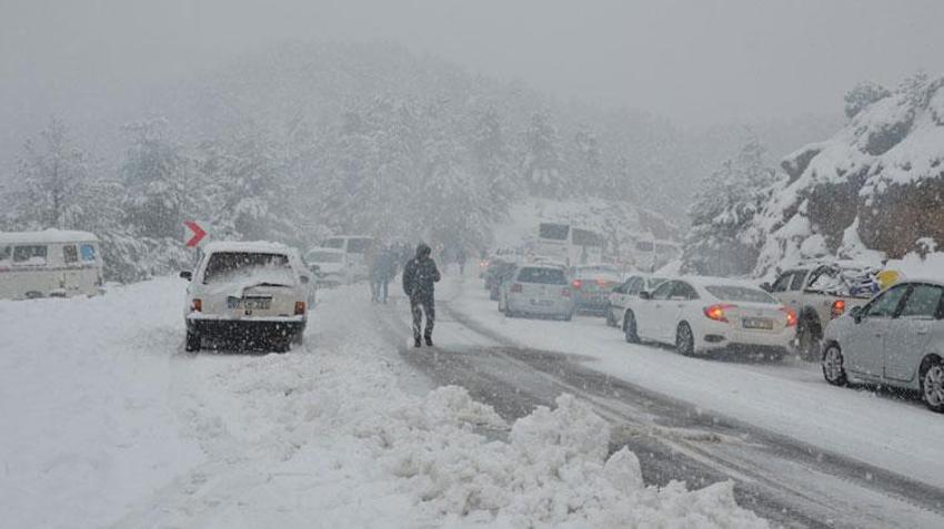 Antalya'da şiddetli yağmur ve sel baskınlarının ardından kar yağışı başladı, şehir beyaza büründü