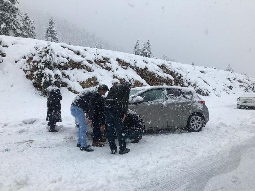 Antalya'da şiddetli yağmur ve sel baskınlarının ardından kar yağışı başladı, şehir beyaza büründü