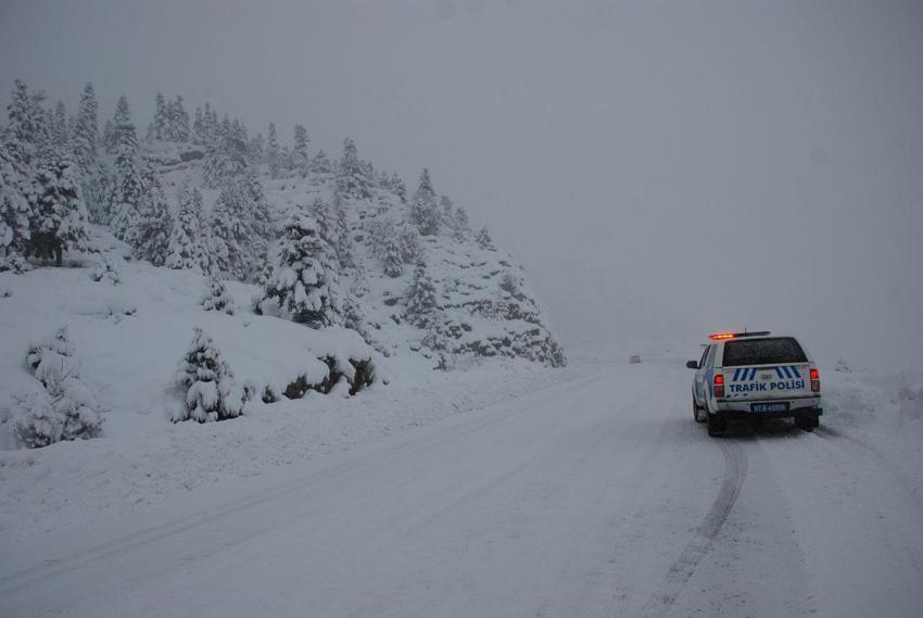 Antalya'da şiddetli yağmur ve sel baskınlarının ardından kar yağışı başladı, şehir beyaza büründü