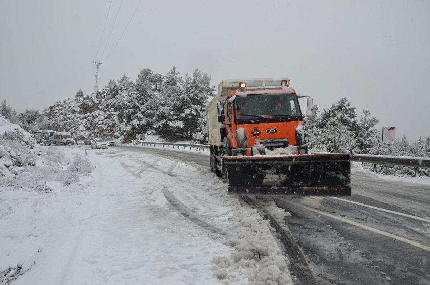 Antalya'da şiddetli yağmur ve sel baskınlarının ardından kar yağışı başladı, şehir beyaza büründü