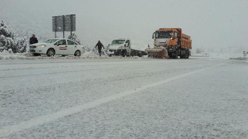 Antalya'da şiddetli yağmur ve sel baskınlarının ardından kar yağışı başladı, şehir beyaza büründü