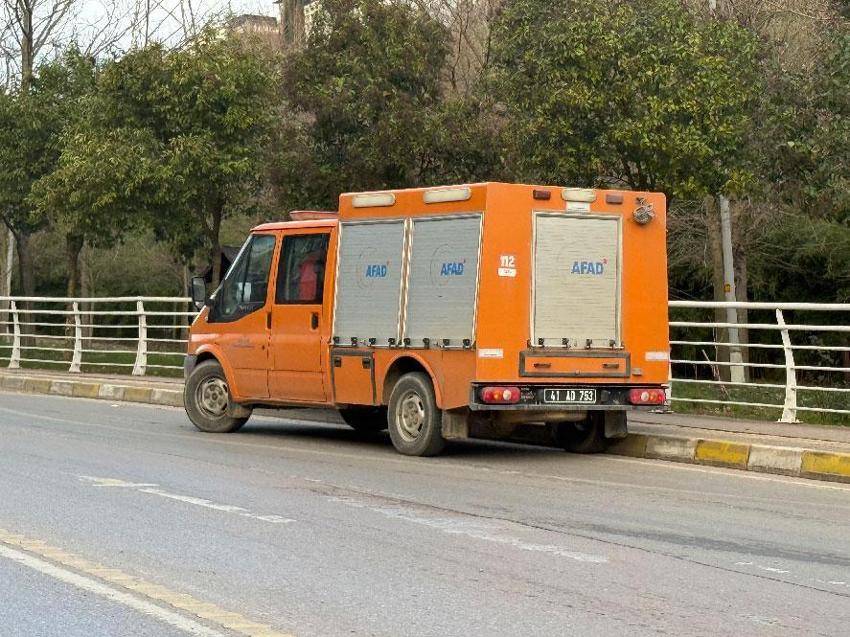 İzmit'te evde büyük panik: Fayanslar kabarınca AFAD ve polis harekete geçti: Ev tedbiren tahliye edildi
