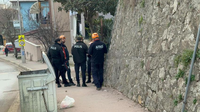 İzmit'te evde büyük panik: Fayanslar kabarınca AFAD ve polis harekete geçti: Ev tedbiren tahliye edildi
