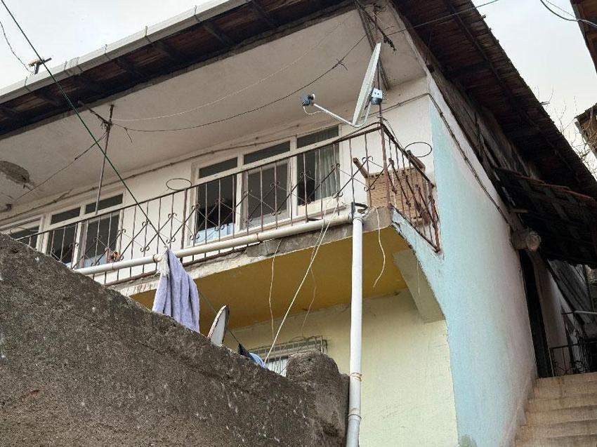 İzmit'te evde büyük panik: Fayanslar kabarınca AFAD ve polis harekete geçti: Ev tedbiren tahliye edildi