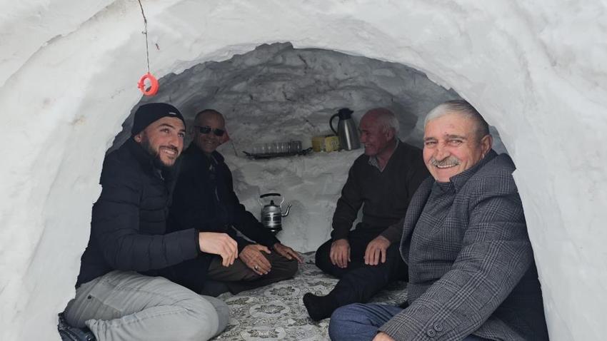 Bitlis'te kar yağışını fırsata çevirdi: Çay ocağını kardan yaptı!