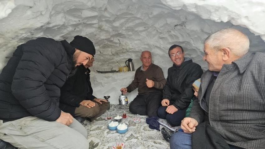 Bitlis'te kar yağışını fırsata çevirdi: Çay ocağını kardan yaptı!