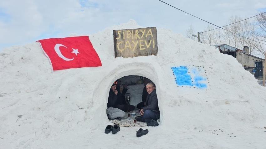 Bitlis'te kar yağışını fırsata çevirdi: Çay ocağını kardan yaptı!