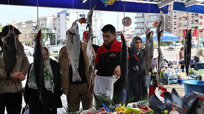 Karadeniz’de fırtına dinince balıkçıların yüzü güldü: Fiyatlar düştü, tezgahlar şenlendi: 200 TL'den kapış kapış gidiyor