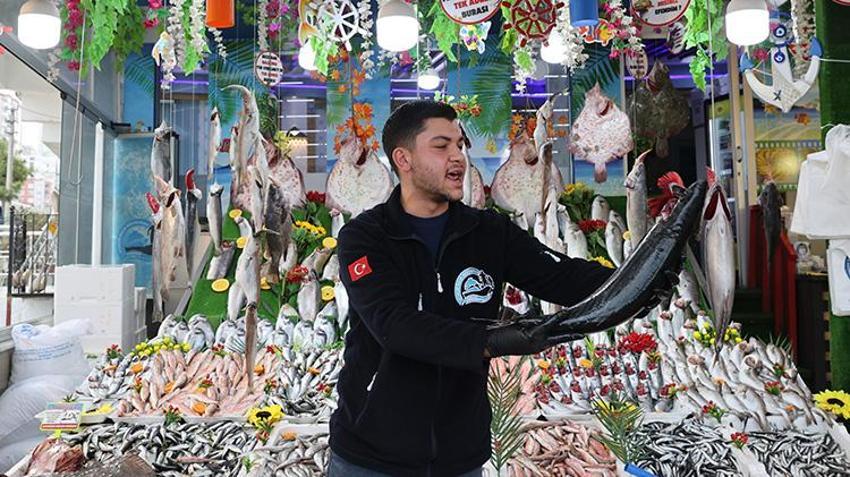 Karadeniz’de fırtına dinince balıkçıların yüzü güldü: Fiyatlar düştü, tezgahlar şenlendi: 200 TL'den kapış kapış gidiyor