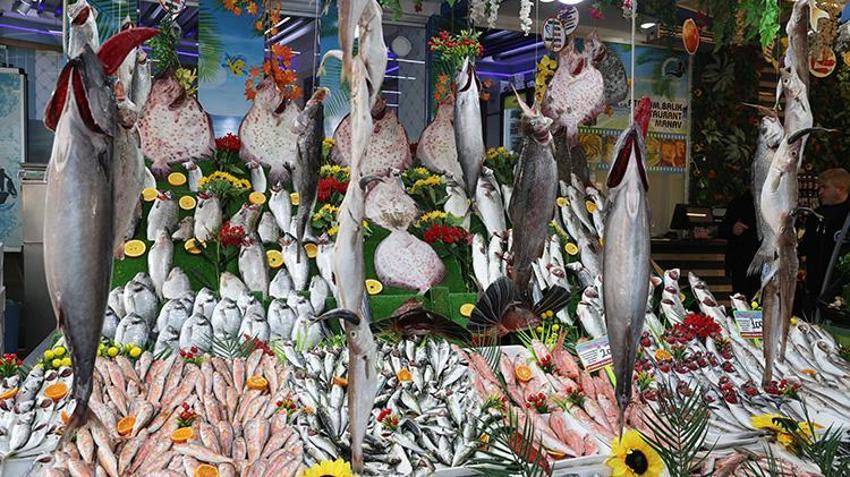 Karadeniz’de fırtına dinince balıkçıların yüzü güldü: Fiyatlar düştü, tezgahlar şenlendi: 200 TL'den kapış kapış gidiyor
