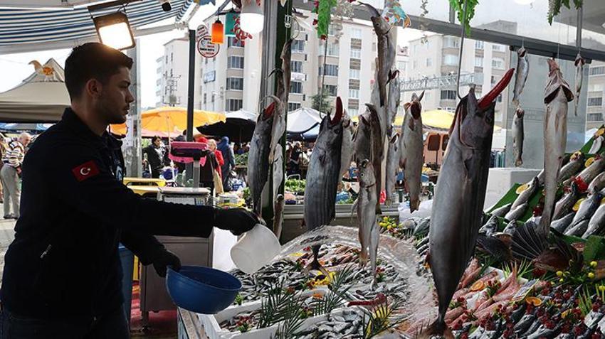 Karadeniz’de fırtına dinince balıkçıların yüzü güldü: Fiyatlar düştü, tezgahlar şenlendi: 200 TL'den kapış kapış gidiyor