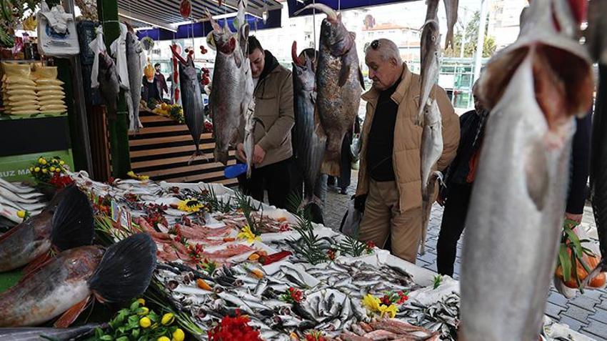 Karadeniz’de fırtına dinince balıkçıların yüzü güldü: Fiyatlar düştü, tezgahlar şenlendi: 200 TL'den kapış kapış gidiyor