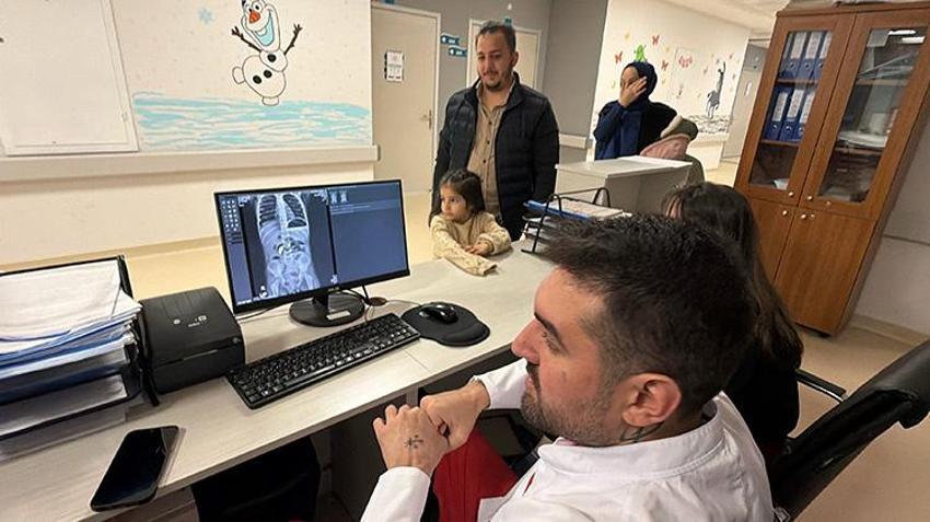 Mardin'de karın ağrısı şikayetiyle hastaneye götürülen çocuğun karnından çıkanlar herkesi şaşırttı! 'Biz büyük bir hata yaptık'