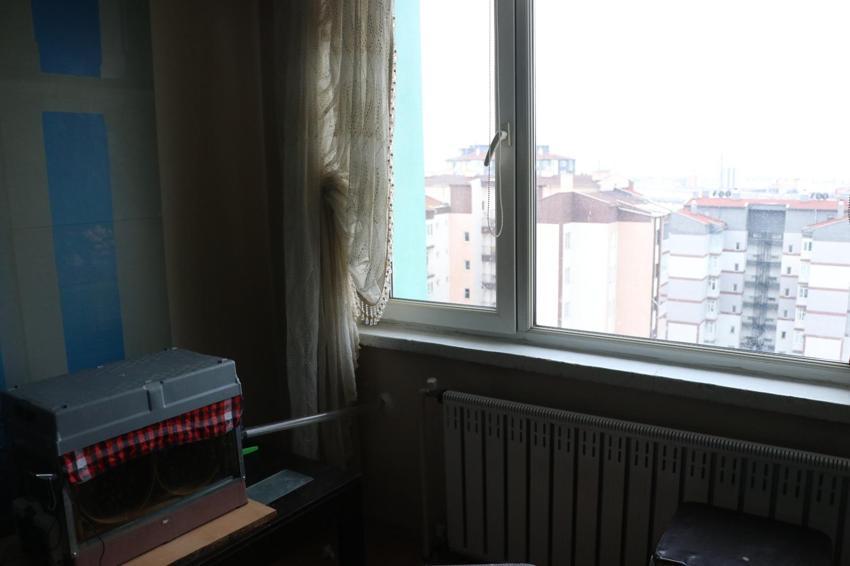 Bu arılar doğada değil Kayseri'de bir apartmanın 15. katında yaşıyor! Elektrik ustası kurduğu sensörlü sistemle arılarını böyle besliyor