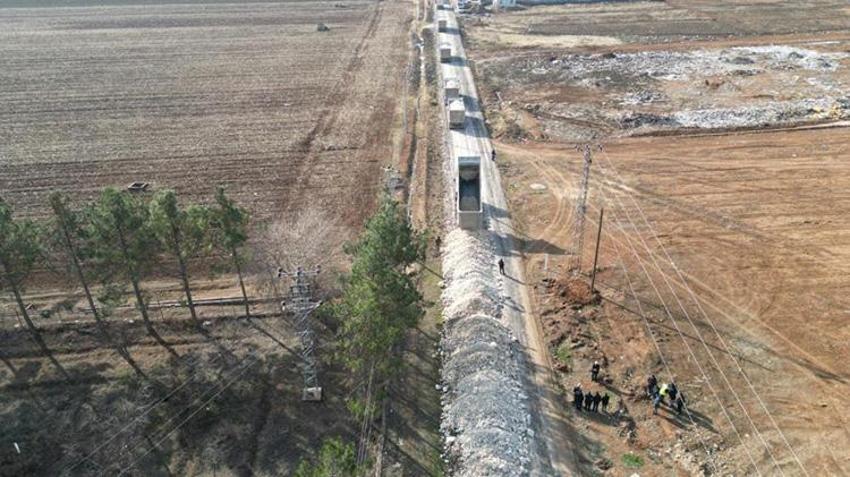 Harran'da 15 yıllık yol çilesi son buluyor: 17 kilometrelik yol sıcak asfalta kavuşuyor