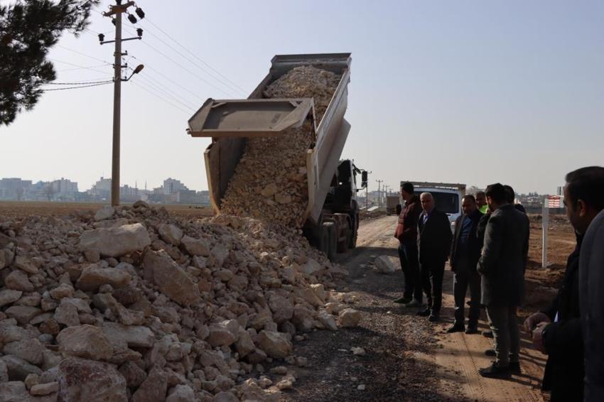 Harran'da 15 yıllık yol çilesi son buluyor: 17 kilometrelik yol sıcak asfalta kavuşuyor