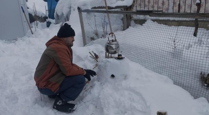 Malatya'da yağan kar ile soba yaptı, çay demledi!