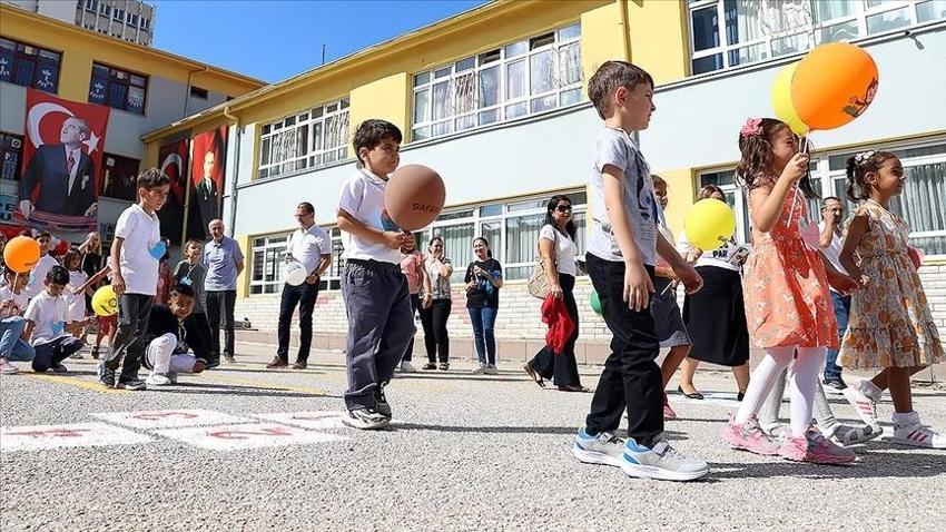 15 tatil uzatıldı mı? Okullar ne zaman açılıyor? Bakanlıktan açıklama yapıldı mı? Sosyal medyadaki iddialar gerçek mi?
