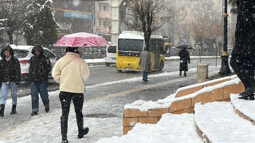 Kar yağışları geri geliyor! Meteoroloji son hava durumu raporuyla 20 ili uyardı