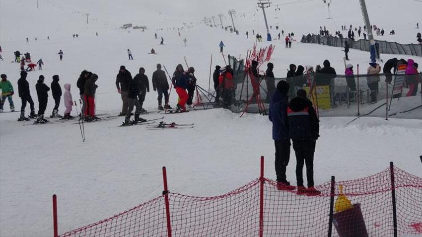 Van Gevaş'taki kış turizmi merkezi yoğun ilgi görüyor: Binlerce vatandaşlar akın etti