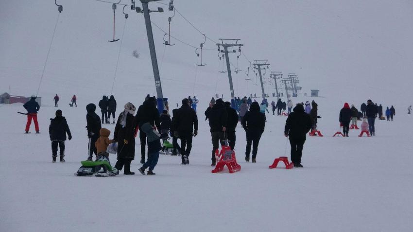 Van Gevaş'taki kış turizmi merkezi yoğun ilgi görüyor: Binlerce vatandaşlar akın etti