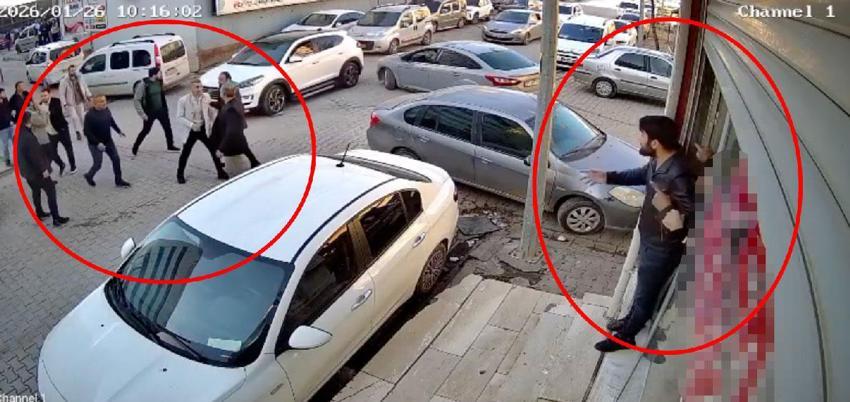 Mardin’de dehşet anları kameraya yansıdı! Hastane önündeki silahlı kavga böyle görüntülendi