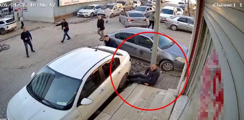 Mardin’de dehşet anları kameraya yansıdı! Hastane önündeki silahlı kavga böyle görüntülendi