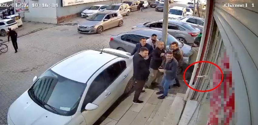 Mardin’de dehşet anları kameraya yansıdı! Hastane önündeki silahlı kavga böyle görüntülendi