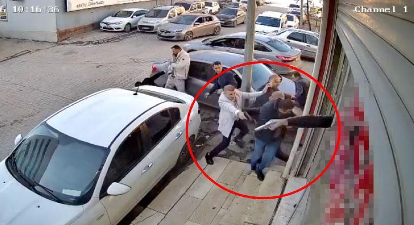 Mardin’de dehşet anları kameraya yansıdı! Hastane önündeki silahlı kavga böyle görüntülendi