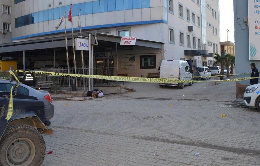 Mardin’de dehşet anları kameraya yansıdı! Hastane önündeki silahlı kavga böyle görüntülendi