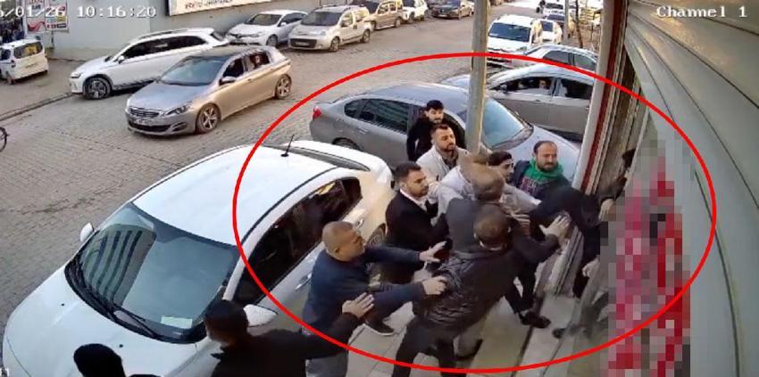 Mardin’de dehşet anları kameraya yansıdı! Hastane önündeki silahlı kavga böyle görüntülendi