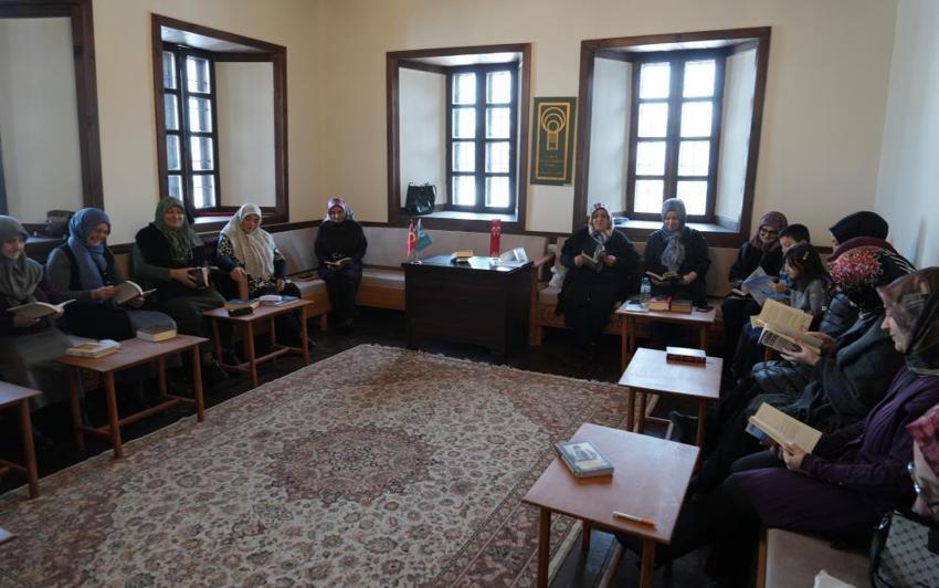 Erzurum’da ev hanımlarının 12 yıllık okuma serüveni konağa taşındı! Altın günü için değil kitap için bir araya geldiler