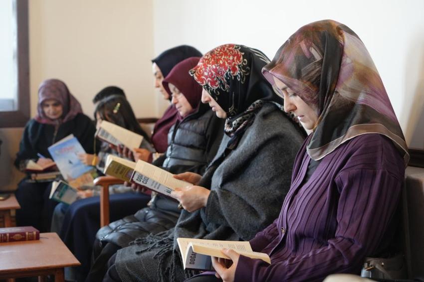 Erzurum’da ev hanımlarının 12 yıllık okuma serüveni konağa taşındı! Altın günü için değil kitap için bir araya geldiler