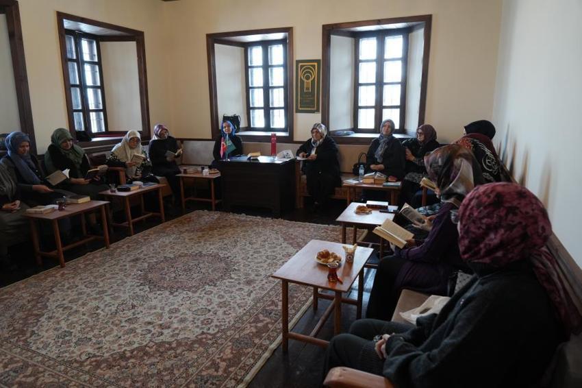 Erzurum’da ev hanımlarının 12 yıllık okuma serüveni konağa taşındı! Altın günü için değil kitap için bir araya geldiler
