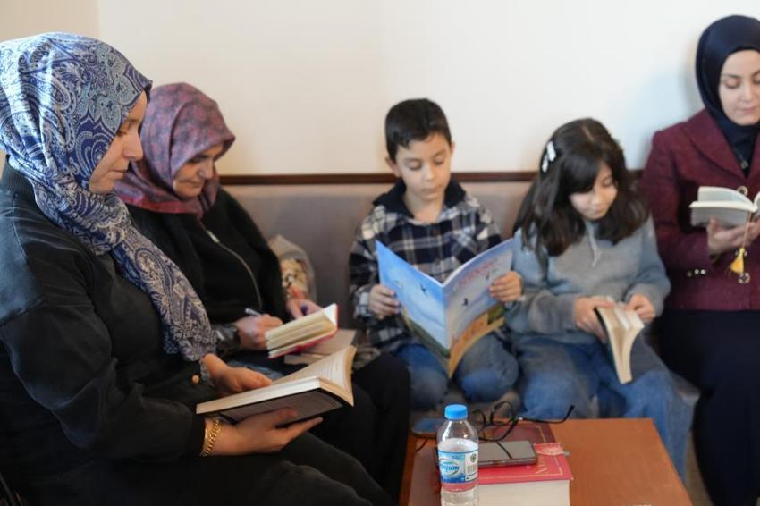 Erzurum’da ev hanımlarının 12 yıllık okuma serüveni konağa taşındı! Altın günü için değil kitap için bir araya geldiler