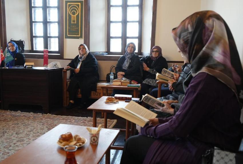 Erzurum’da ev hanımlarının 12 yıllık okuma serüveni konağa taşındı! Altın günü için değil kitap için bir araya geldiler