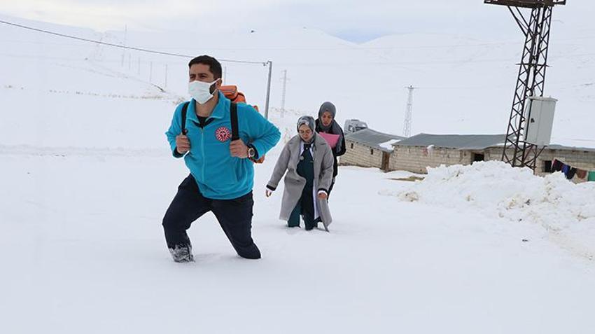 Türkiye'nin en soğuk ilçesinde kalpleri ısıtan mücadele: Vanlı doktor Didem, karlı yolları aşarak hastalarına ulaşıyor!