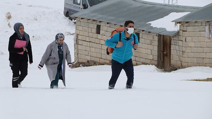 Türkiye'nin en soğuk ilçesinde kalpleri ısıtan mücadele: Vanlı doktor Didem, karlı yolları aşarak hastalarına ulaşıyor!