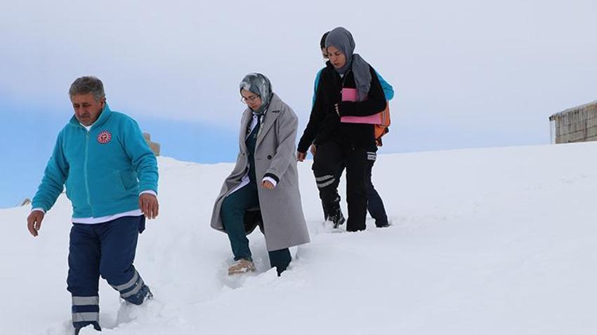 Türkiye'nin en soğuk ilçesinde kalpleri ısıtan mücadele: Vanlı doktor Didem, karlı yolları aşarak hastalarına ulaşıyor!