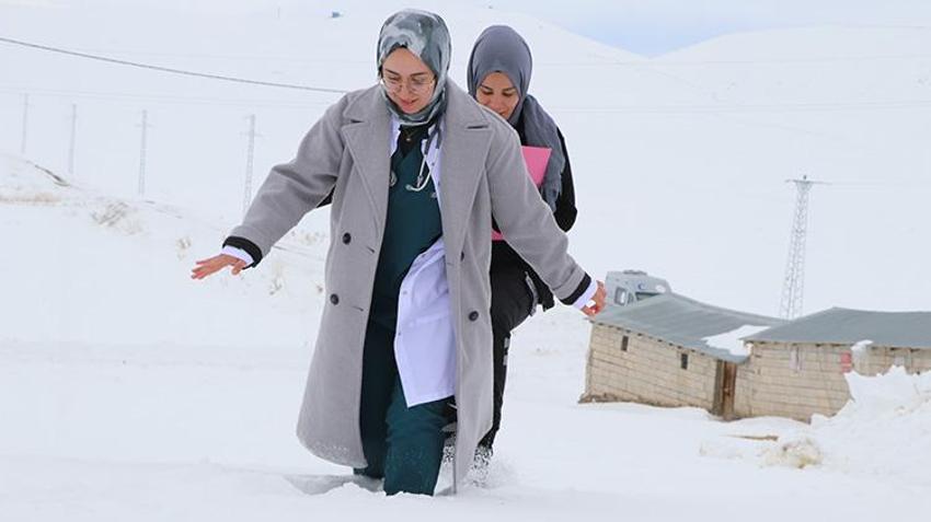 Türkiye'nin en soğuk ilçesinde kalpleri ısıtan mücadele: Vanlı doktor Didem, karlı yolları aşarak hastalarına ulaşıyor!