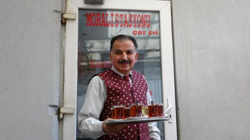 Bu çay ocağına stres getirmek yasak! Ispartalı çaycı 7 kişilik orkestrayla servis yapıyor: Moral İstasyonu dünyanın dört bir yanından misafirlerini ağırlıyor