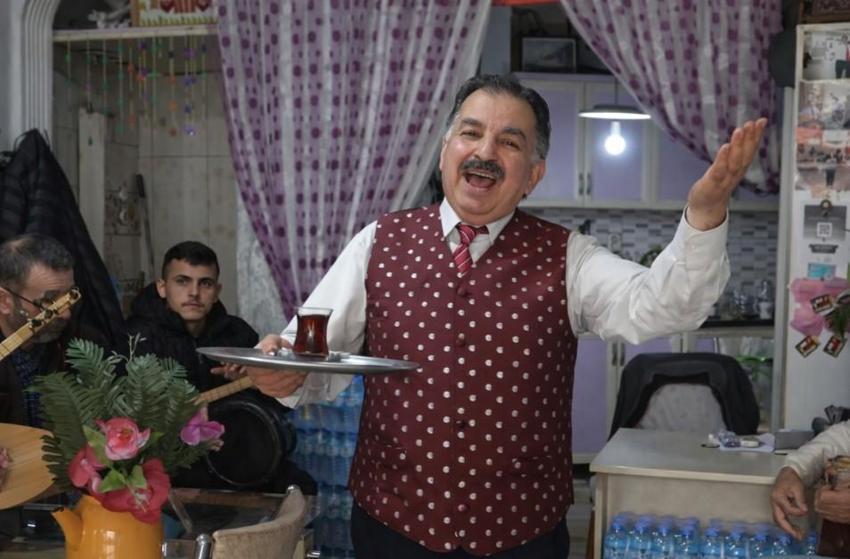 Bu çay ocağına stres getirmek yasak! Ispartalı çaycı 7 kişilik orkestrayla servis yapıyor: Moral İstasyonu dünyanın dört bir yanından misafirlerini ağırlıyor