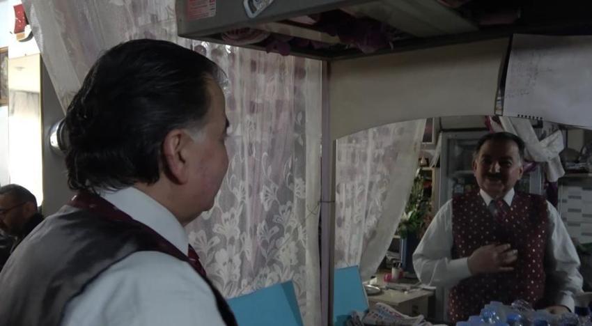 Bu çay ocağına stres getirmek yasak! Ispartalı çaycı 7 kişilik orkestrayla servis yapıyor: Moral İstasyonu dünyanın dört bir yanından misafirlerini ağırlıyor