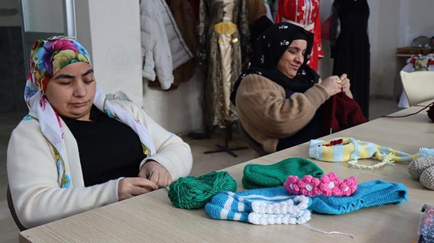 Şanlıurfalı kardeşler gözleriyle değil gönülleriyle örüyorlar! Necla ve Leyla'nın azmi herkese örnek oluyor