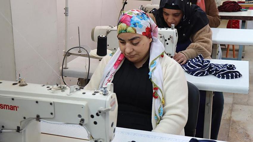 Şanlıurfalı kardeşler gözleriyle değil gönülleriyle örüyorlar! Necla ve Leyla'nın azmi herkese örnek oluyor