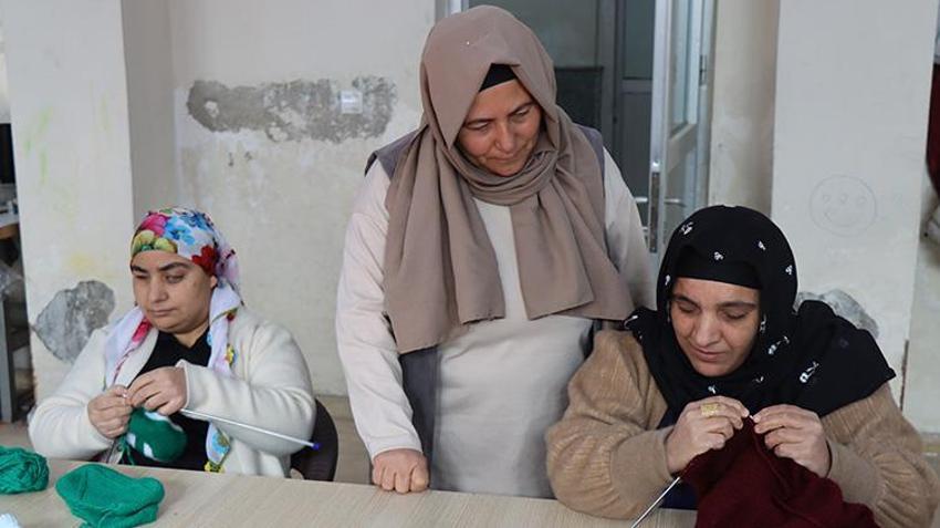 Şanlıurfalı kardeşler gözleriyle değil gönülleriyle örüyorlar! Necla ve Leyla'nın azmi herkese örnek oluyor