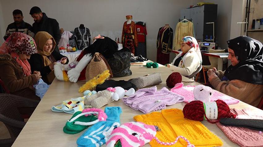 Şanlıurfalı kardeşler gözleriyle değil gönülleriyle örüyorlar! Necla ve Leyla'nın azmi herkese örnek oluyor