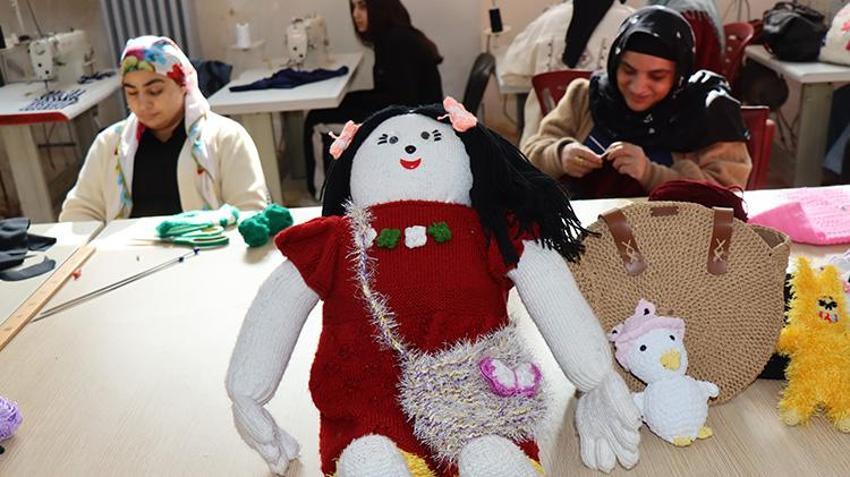 Şanlıurfalı kardeşler gözleriyle değil gönülleriyle örüyorlar! Necla ve Leyla'nın azmi herkese örnek oluyor