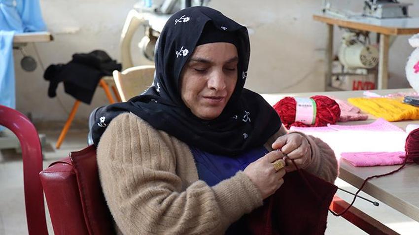 Şanlıurfalı kardeşler gözleriyle değil gönülleriyle örüyorlar! Necla ve Leyla'nın azmi herkese örnek oluyor