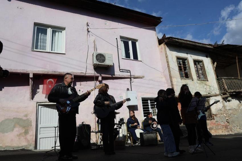 Barış Manço Adana'da 3 yaşına kadar yaşadığı evde anıldı